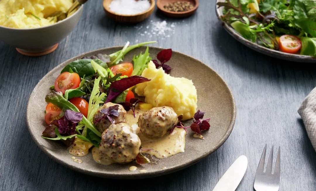 🧆 Dagens: Kjøttboller i Fløtesaus kun 100 kr 🍽️ – Mykt og Godt!