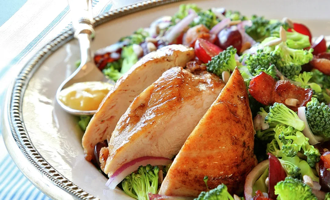 🍗 Dagens: Kylling med Brokkolisalat kun 100 kr 🥗🍽️ – Lett og God!